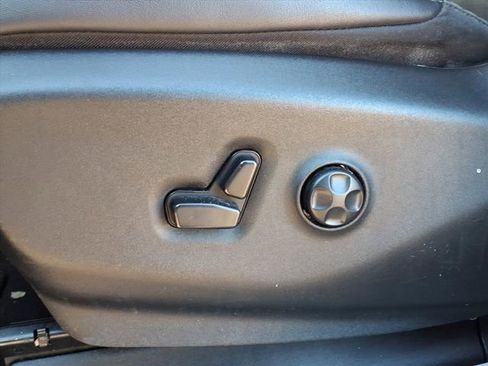 Used 2024 Chrysler Pacifica Touring-L image 6