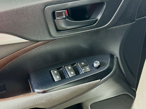 Used 2017 Toyota Highlander LE AWD/4WD image 18