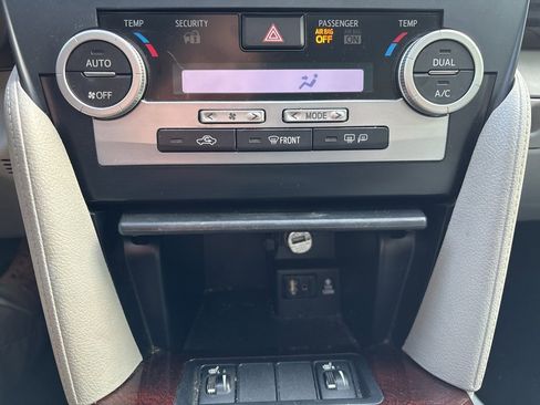 Used 2012 Toyota Camry XLE w/ Leather Pkg image 19