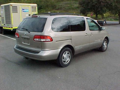 Used 2002 Toyota Sienna LE w/ Symphony Pkg image 5