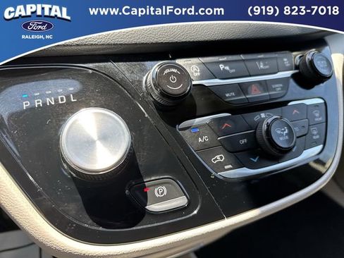 Used 2023 Chrysler Pacifica Touring-L FWD image 28