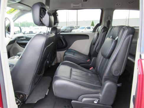 Used 2015 Chrysler Town & Country Touring FWD image 22
