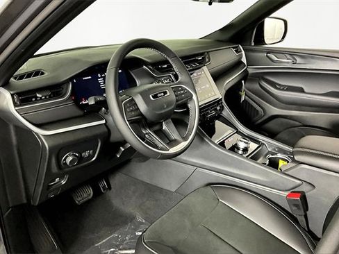 New 2025 Jeep Grand Cherokee Laredo image 8