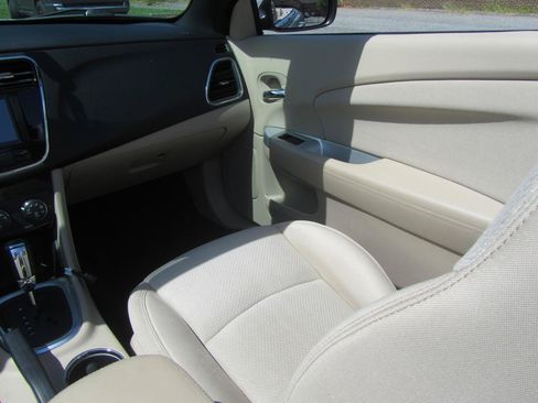 Used 2011 Chrysler 200 Touring FWD image 17