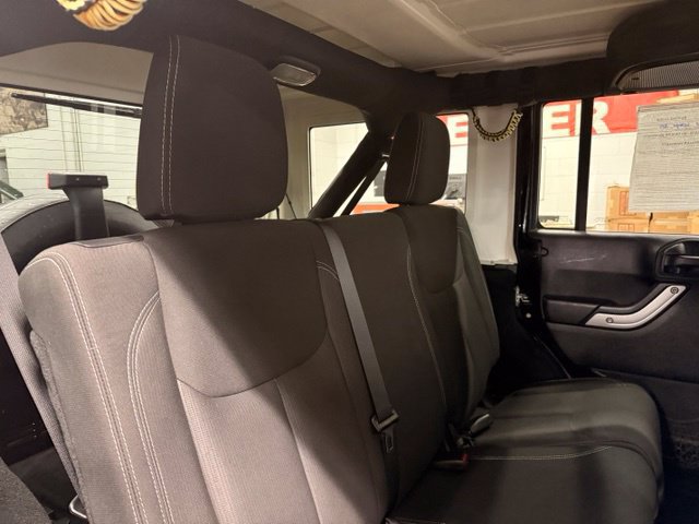 Used 2015 Jeep Wrangler Unlimited Sahara w/ Connectivity Group AWD/4WD image 24