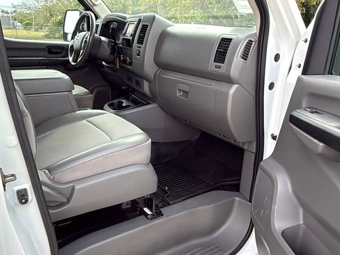 Used 2018 Nissan NV 3500 SV w/ Navigation Package image 15