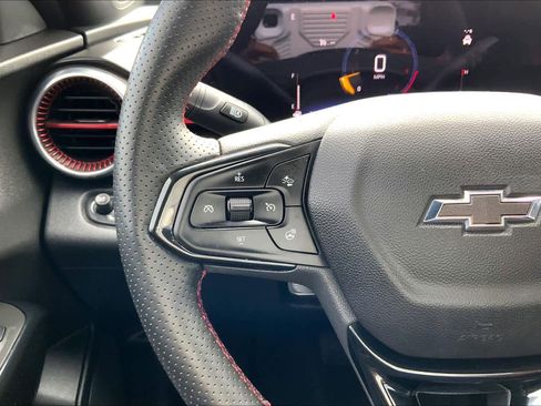 Used 2025 Chevrolet Trax RS w/ Sunroof Package FWD image 24