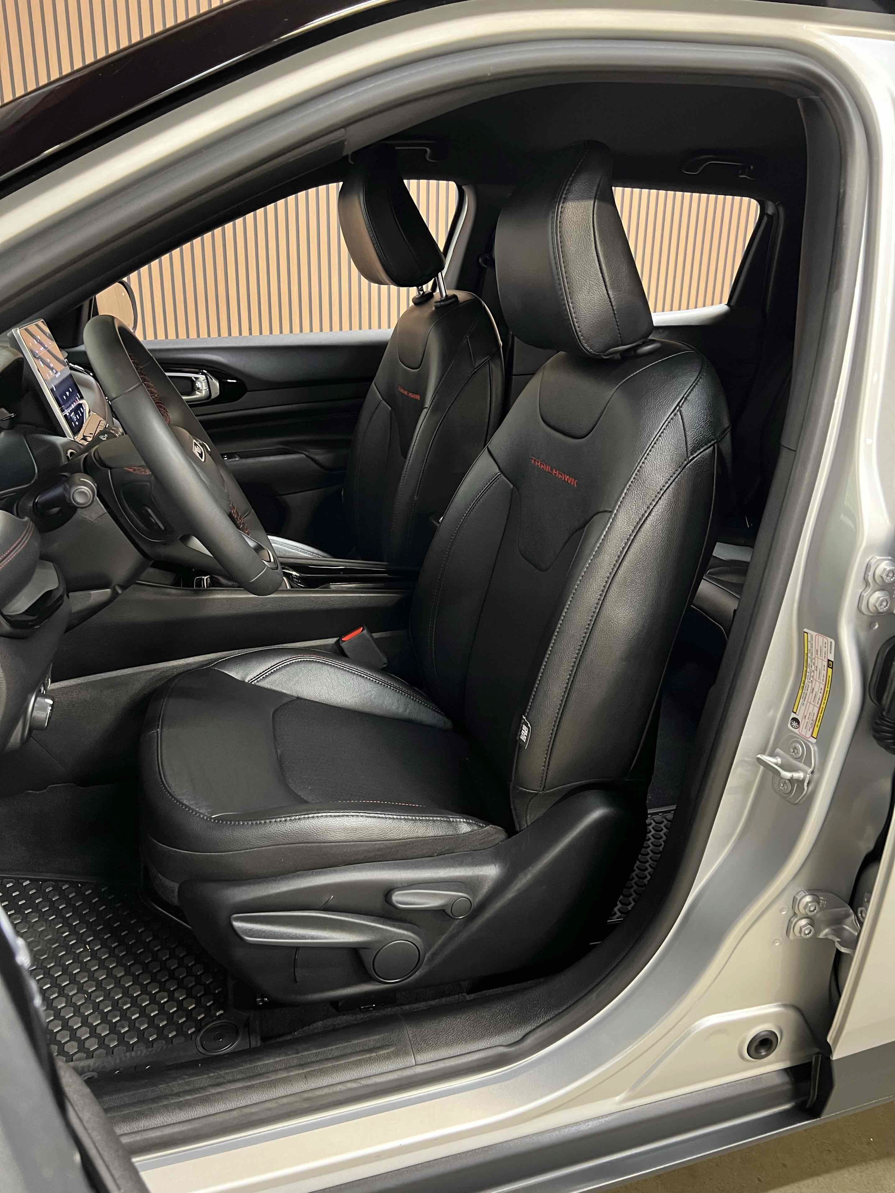 Used 2025 Jeep Compass Trailhawk AWD/4WD image 32