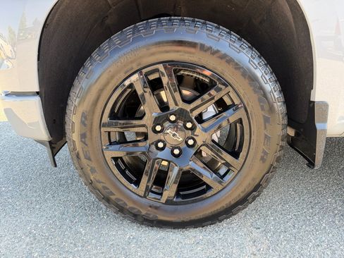 Used 2025 Chevrolet Silverado 1500 Custom image 9