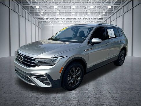 Used 2023 Volkswagen Tiguan SE FWD image 3