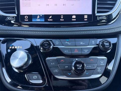 Certified 2025 Chrysler Pacifica Select image 29