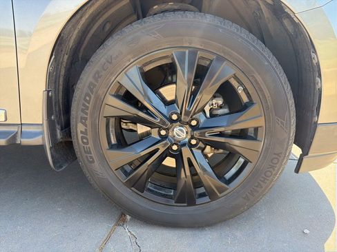 Used 2017 Nissan Pathfinder Platinum w/ Midnight Edition Package image 9