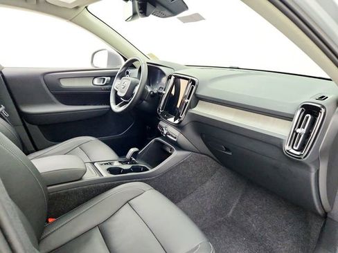 Certified 2025 Volvo XC40 B5 Core image 17