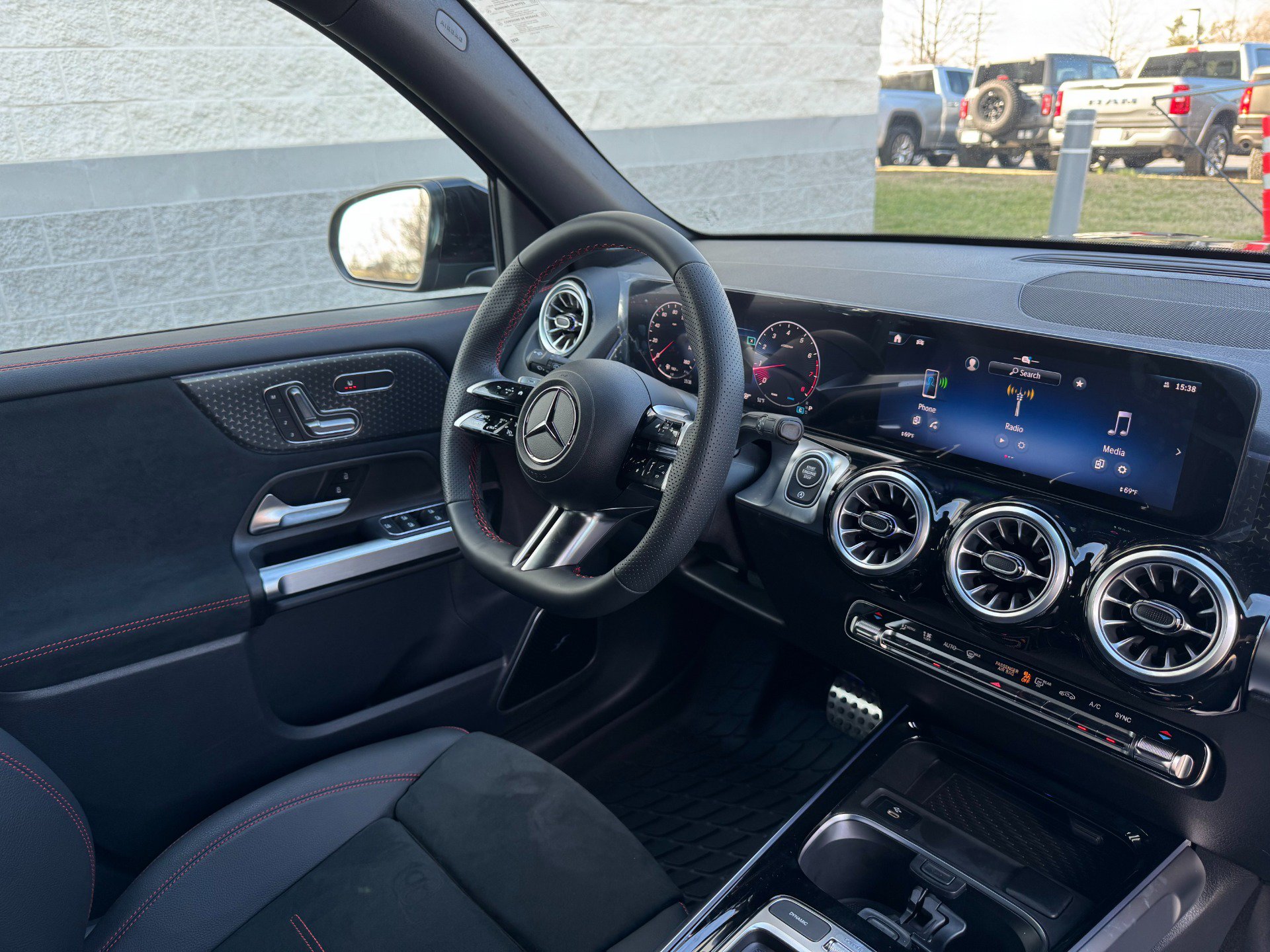 Used 2025 Mercedes-Benz GLB 250 w/ AMG Night Package image 24
