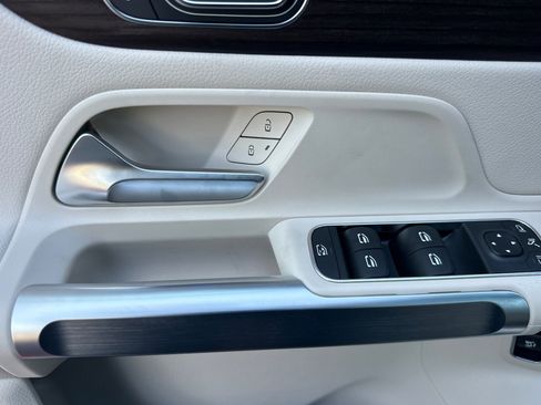 New 2025 Mercedes-Benz GLB 250 4MATIC image 11