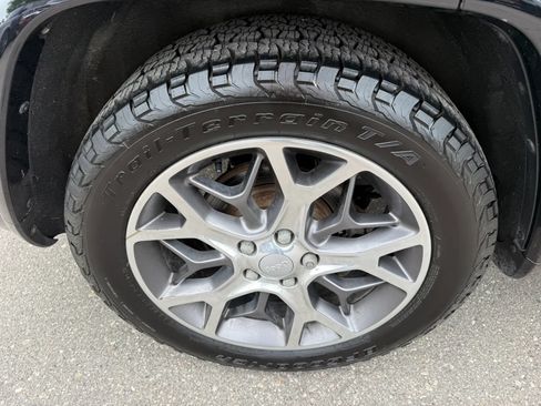 Used 2020 Jeep Grand Cherokee Overland AWD/4WD image 11