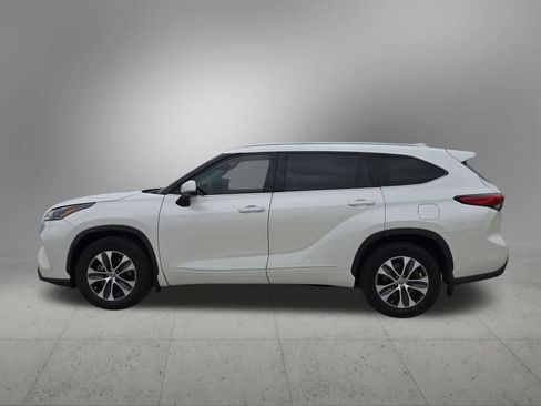 Used 2021 Toyota Highlander XLE FWD image 3