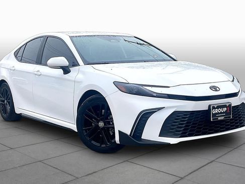 Used 2025 Toyota Camry SE w/ Convenience Package image 3