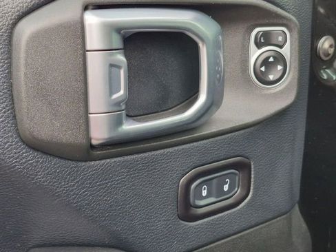 Used 2018 Jeep Wrangler Unlimited Sahara AWD/4WD image 21