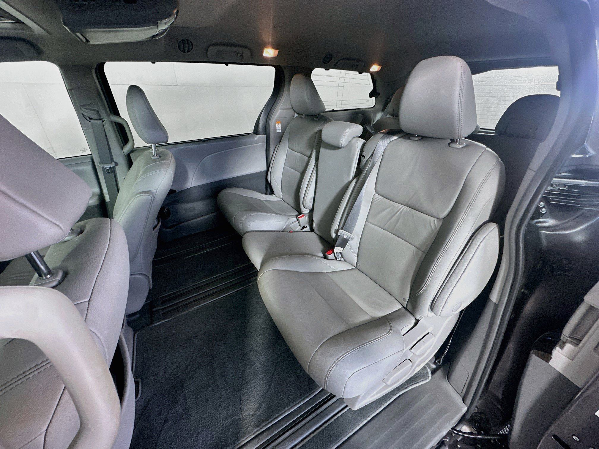 Used 2019 Toyota Sienna XLE FWD image 30