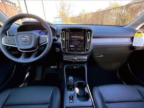 New 2026 Volvo XC40 B5 Core AWD/4WD image 9