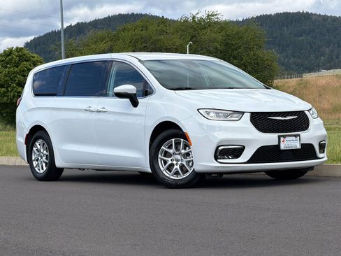 Used 2023 Chrysler Pacifica Touring-L FWD image 1
