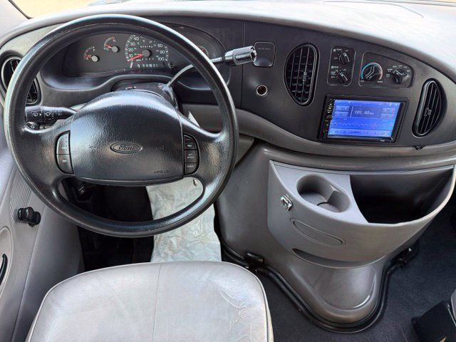 Used 1998 Ford E-150 and Econoline 150 Club Wagon RWD image 3