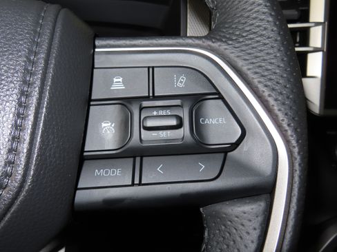 Used 2025 Toyota Tundra Limited AWD/4WD image 28