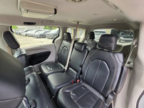 Used 2018 Chrysler Pacifica Touring-L w/ Advanced Safetytec Group FWD image 10