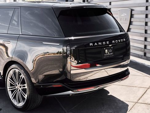 Used 2025 Land Rover Range Rover Long Wheelbase SE AWD/4WD image 9