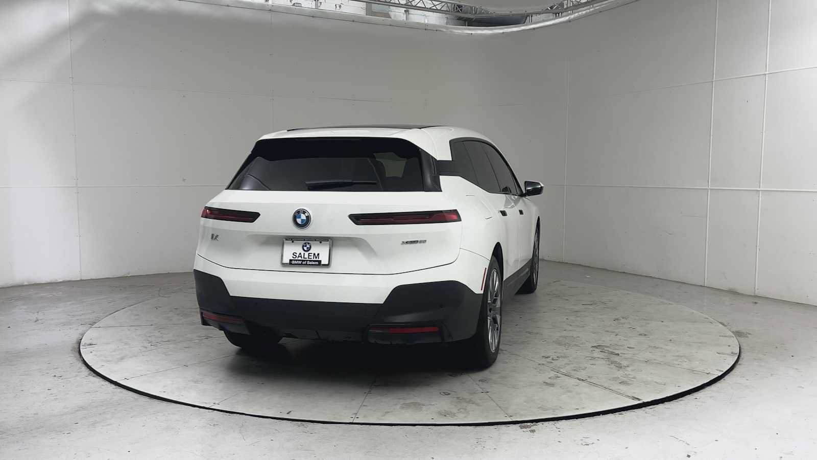 Used 2025 BMW iX xDrive50 AWD/4WD image 2