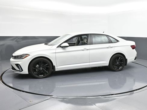 Used 2025 Volkswagen Jetta SE w/ Black Wheel Package image 5