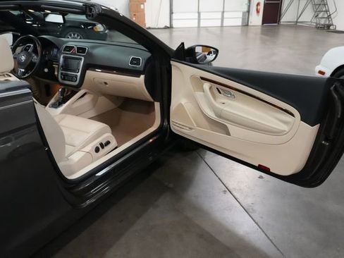 Used 2012 Volkswagen Eos Executive image 25