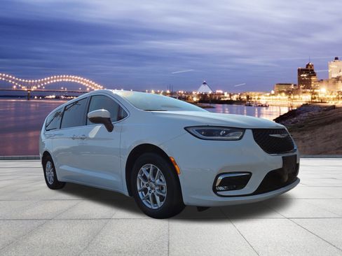 Certified 2023 Chrysler Pacifica Touring-L image 4