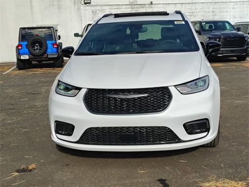 New 2026 Chrysler Pacifica Limited w/ Uconnect Theater Family Group image 38