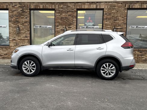 Used 2018 Nissan Rogue SV image 2