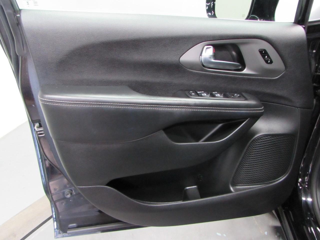 Used 2025 Chrysler Pacifica Select FWD image 12