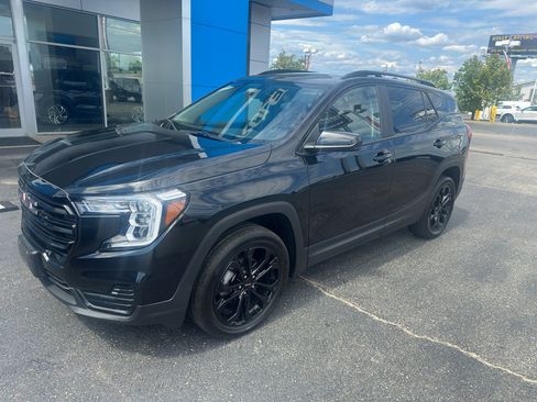 Used 2022 GMC Terrain SLE w/ Driver Convenience Package image 2