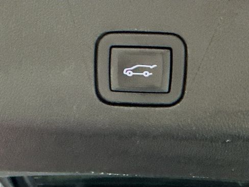 Used 2023 Chevrolet Suburban Premier image 31