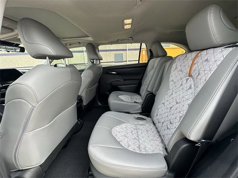 Used 2023 Toyota Highlander Bronze Edition image 24