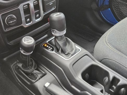 Used 2025 Jeep Wrangler Sport AWD/4WD image 9