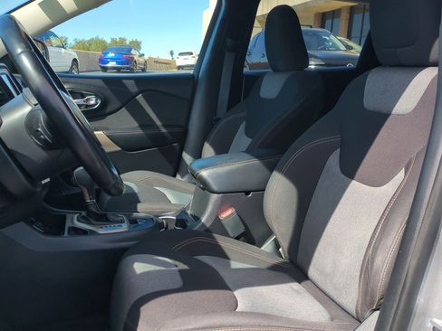 Used 2018 Jeep Cherokee Latitude w/ Altitude Package image 19