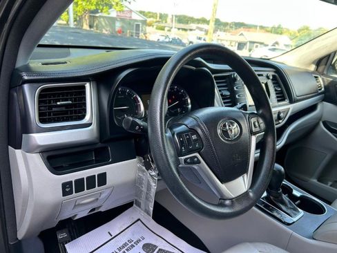 Used 2014 Toyota Highlander LE image 18