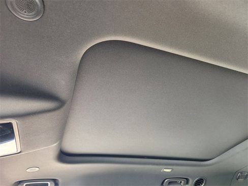 Used 2025 Land Rover Defender 130 X-Dynamic SE image 24