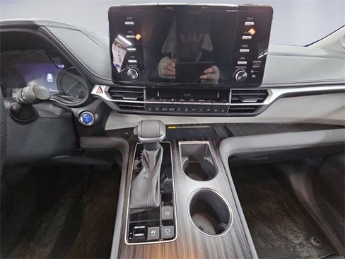 Used 2022 Toyota Sienna Limited image 22