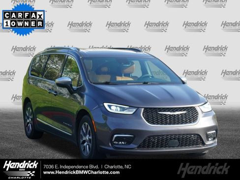Used 2023 Chrysler Pacifica Pinnacle FWD image 1