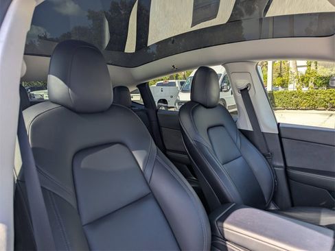 Used 2022 Tesla Model Y Long Range image 11