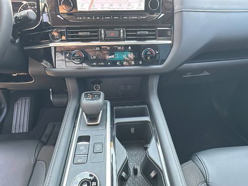 Certified 2025 Nissan Pathfinder SL image 19