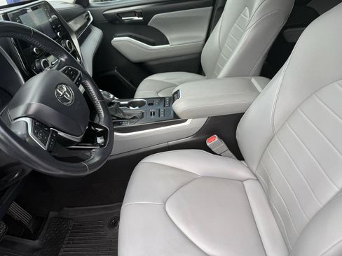 Used 2021 Toyota Highlander XLE AWD/4WD image 13