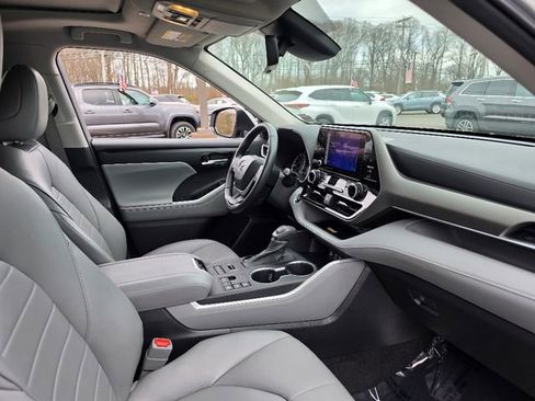 Used 2023 Toyota Highlander XLE image 11